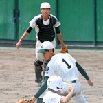 専大北上-報徳　６回表専大北上２死三塁、暴投で三走の生還を許す報徳の投手勢志（１）と捕手佐藤（奥）＝明石トーカロ（撮影・小林良多）