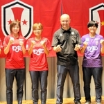 新体制発表会見に挑んだＩＮＡＣ神戸のジョルディ・フェロン新監督（中央右）と新加入の選手たち＝ホテルロイヤルクラシック大阪