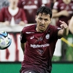 心機一転、長髪を切って神戸への貢献を誓う大崎＝１９日、ノエビアスタジアム神戸 