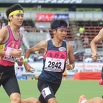 陸上男子１５００メートル決勝　４分２秒２２で６位に入った有野北の谷田颯太朗（２８４２）＝愛媛県ニンジニアスタジアム