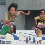 陸上女子１００メートル障害決勝　１３秒９８で５位に入った神河の福田花奏（左）＝愛媛県ニンジニアスタジアム