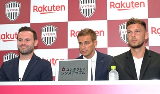 入団会見に臨んだフアン・マタ（左）とバーリント・ベーチェイ（右）＝３日午後、ノエビアスタジアム神戸（撮影・風斗雅博）