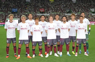 斉藤未月にエールを送る応援Ｔシャツを着用してピッチに入った神戸イレブン＝３日午後、ノエビアスタジアム神戸（撮影・風斗雅博）