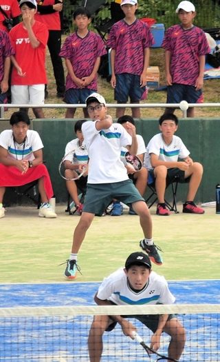 兵庫県中学総体のソフトテニス男子で団体優勝に貢献した姫路ふぁみりーの荻谷（手前）・宮脇組＝７月２６日、吉川総合公園