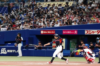 初戦の韓国戦を戦う日本＝９日、バンテリンドームナゴヤ（撮影・山崎　竜）