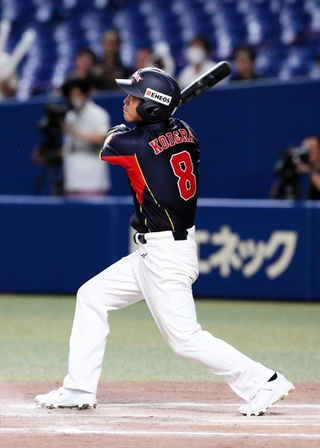 プエルトリコ戦の６回、２点二塁打を放つ小寺＝９日、バンテリンドームナゴヤ（撮影・山崎　竜）