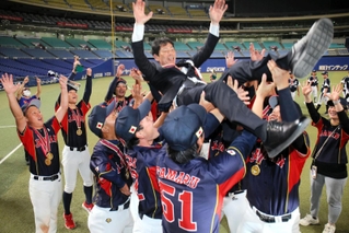 連覇を果たし、胴上げされる日本の山内啓一郎監督＝１０日、バンテリンドームナゴヤ（撮影・山崎　竜）