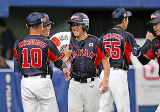 米国戦の初回、先制のホームを踏み、ベンチに迎えられる小寺伸吾さん（中央）＝１０日、バンテリンドームナゴヤ（撮影・山崎　竜）