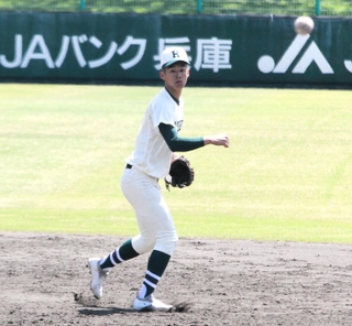 プロ志望届を提出した報徳高の竹内颯平内野手＝４月、明石トーカロ球場