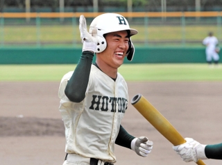 プロ志望届を提出した報徳の堀柊那＝７月、尼崎市ベイコム野球場