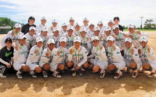 全国高校総体のソフトボール女子を制し、春に続く２冠に輝いた須磨ノ浦の選手たち＝神戸市須磨区