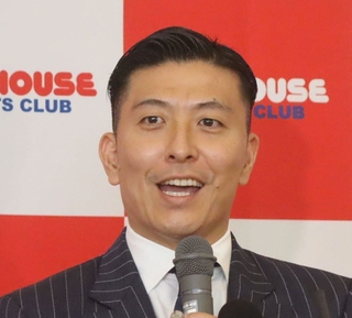 引退会見で自身の競技人生などを振り返る寺内健＝１４日午前、大阪府八尾市のミキハウス本社