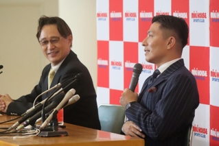 引退会見で競技人生を振り返る寺内健。奥は馬淵崇英コーチ＝１４日午前、大阪府八尾市のミキハウス本社
