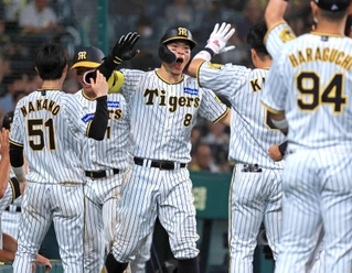 阪神-巨人　６回裏阪神２死一塁、本塁打を放ち仲間とハイタッチする佐藤輝＝甲子園球場（撮影・鈴木雅之）