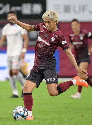 質の高いキックが売りの神戸の初瀬＝３日、ノエビアスタジアム神戸