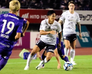 広島-神戸　前半、ドリブルを仕掛ける神戸の武藤＝エディオンスタジアム広島