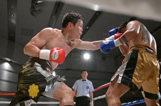 ８回、相手選手に激しいパンチを浴びせる野中悠樹（左）＝１７日午後、大阪府堺市、堺市産業振興センター（撮影・風斗雅博）
