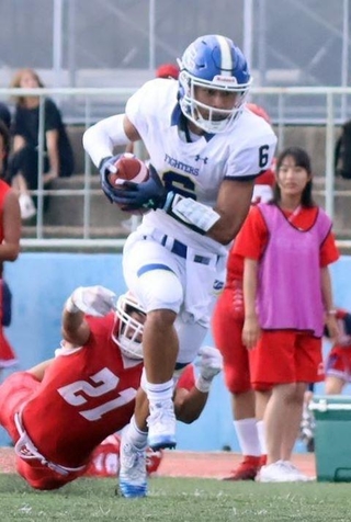 関学大-甲南大　第２クオーター、関学大のＱＢ星野からのパスを受けエンドゾーンを目指すＷＲ五十嵐