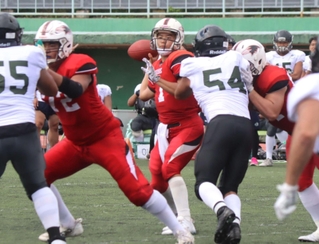 神戸大-京大　第４クオーター、パスを投げる神戸大のＱＢ栄（中央）