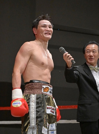 試合に勝利し、観客席に向かって喜びの言葉を口にする野中悠樹（左）＝１７日午後、大阪府堺市の堺市産業振興センター（撮影・風斗雅博）
