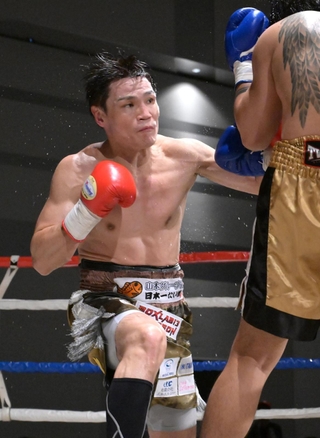 ６回、相手選手に力強いパンチを繰り出す野中悠樹（左）＝１７日午後、大阪府堺市、堺市産業振興センター（撮影・風斗雅博）