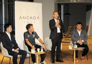 チームの課題を語った（左から）Ｊ１神戸の千布勇気社長、ＩＮＡＣ神戸の安本卓史社長、Ｖ２姫路の上原光徳社長、ラグビー神戸の平田貴博営業マーケティンググループ長＝神戸市中央区、アンカー神戸