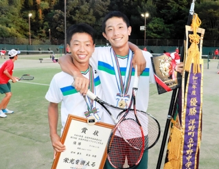 悲願の全国優勝を遂げ、喜びを分かち合う荻谷侑磨（右）と前田蒼生＝太子町総合公園