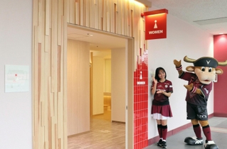 改修されたノエビアスタジアム神戸南スタンドの男子トイレを紹介するＪ１神戸のマスコット「モーヴィ」＝神戸市兵庫区御崎町１