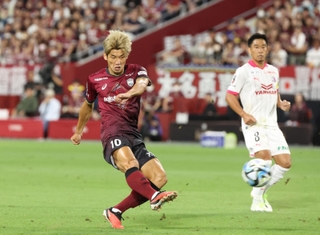 神戸－Ｃ大阪　前半、シュートを放つ神戸の大迫＝２３日、ノエビアスタジアム神戸（撮影・小林良多）
