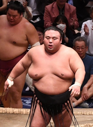 送り出しで大栄翔（左奥）を退けた貴景勝＝両国国技館（撮影・園田高夫）