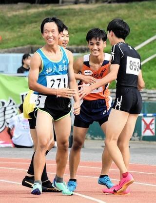 新人大会男子２年１００メートル決勝　優勝して健闘をたたえ合う神戸長坂の大内湊斗（左）
