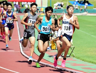 新人大会男子２年１５００メートル決勝　４分３秒９２の大会新記録で優勝した上甲子園の稲垣翔馴（１３６）