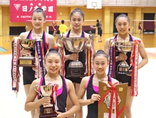 全国高校総体の新体操女子団体で初優勝した日ノ本の選手たち＝姫路市の同校