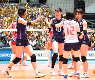 井上愛里沙（右から３人目）