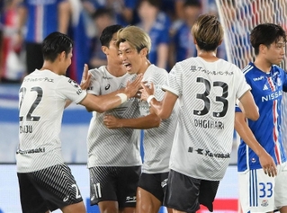 前半、ＰＫで先制のゴールを決めて祝福される神戸・大迫（中央）＝撮影・堀内翔