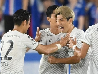前半、ＰＫで先制のゴールを決めて祝福される神戸・大迫（右）＝撮影・堀内翔