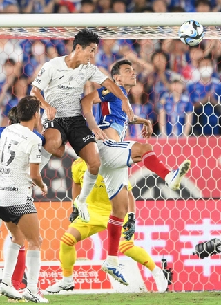 前半、神戸・武藤がヘディングでゴールを決め、２－０とする（撮影・堀内翔）