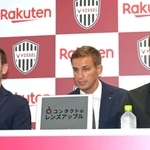 入団会見に臨んだフアン・マタ（左）とバーリント・ベーチェイ（右）＝３日午後、ノエビアスタジアム神戸（撮影・風斗雅博）