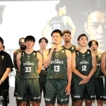 ファンの前で今季の飛躍を誓う道原紀晃主将（１３）ら神戸の選手たち＝神戸市中央区