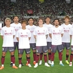 斉藤未月にエールを送る応援Ｔシャツを着用してピッチに入った神戸イレブン＝３日午後、ノエビアスタジアム神戸（撮影・風斗雅博）