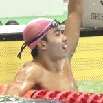 男子１００メートルバタフライ決勝　自己ベストで優勝し、手を振る須磨学園の西川翔己