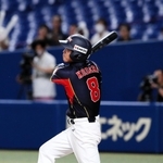 プエルトリコ戦の６回、２点二塁打を放つ小寺＝９日、バンテリンドームナゴヤ（撮影・山崎　竜）