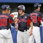 米国戦の初回、先制のホームを踏み、ベンチに迎えられる小寺伸吾さん（中央）＝１０日、バンテリンドームナゴヤ（撮影・山崎　竜）