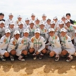 全国高校総体のソフトボール女子を制し、春に続く２冠に輝いた須磨ノ浦の選手たち＝神戸市須磨区