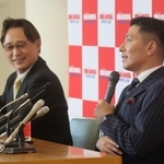 引退会見で競技人生を振り返る寺内健。奥は馬淵崇英コーチ＝１４日午前、大阪府八尾市のミキハウス本社