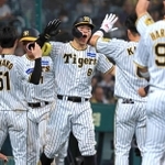 阪神-巨人　６回裏阪神２死一塁、本塁打を放ち仲間とハイタッチする佐藤輝＝甲子園球場（撮影・鈴木雅之）