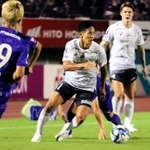 広島-神戸　前半、ドリブルを仕掛ける神戸の武藤＝エディオンスタジアム広島