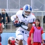 関学大-甲南大　第２クオーター、関学大のＱＢ星野からのパスを受けエンドゾーンを目指すＷＲ五十嵐