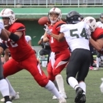 神戸大-京大　第４クオーター、パスを投げる神戸大のＱＢ栄（中央）