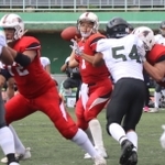 神戸大-京大　第４クオーター、パスを投げる神戸大のＱＢ栄（中央）